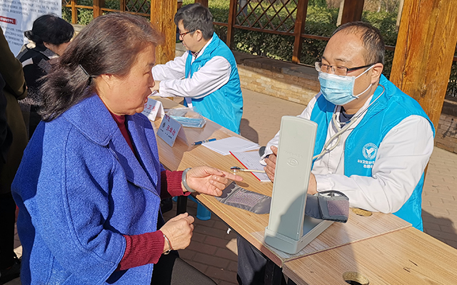 【学雷锋日】猜球,猜球（中国）举办“爱满京城，牵手智慧家医”志愿服务活动(图5)